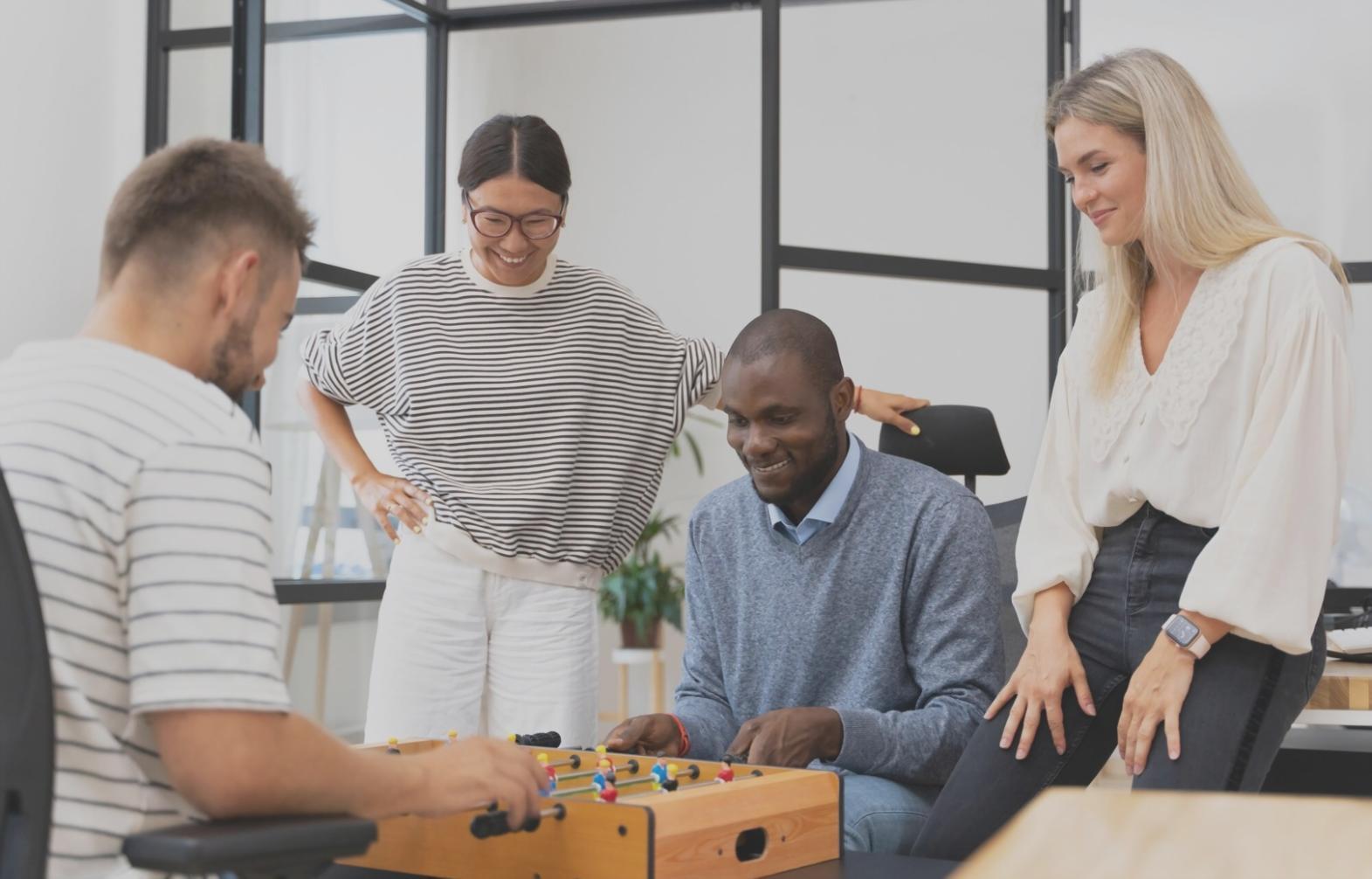 Sessione pratica di nail art con strumenti professionali